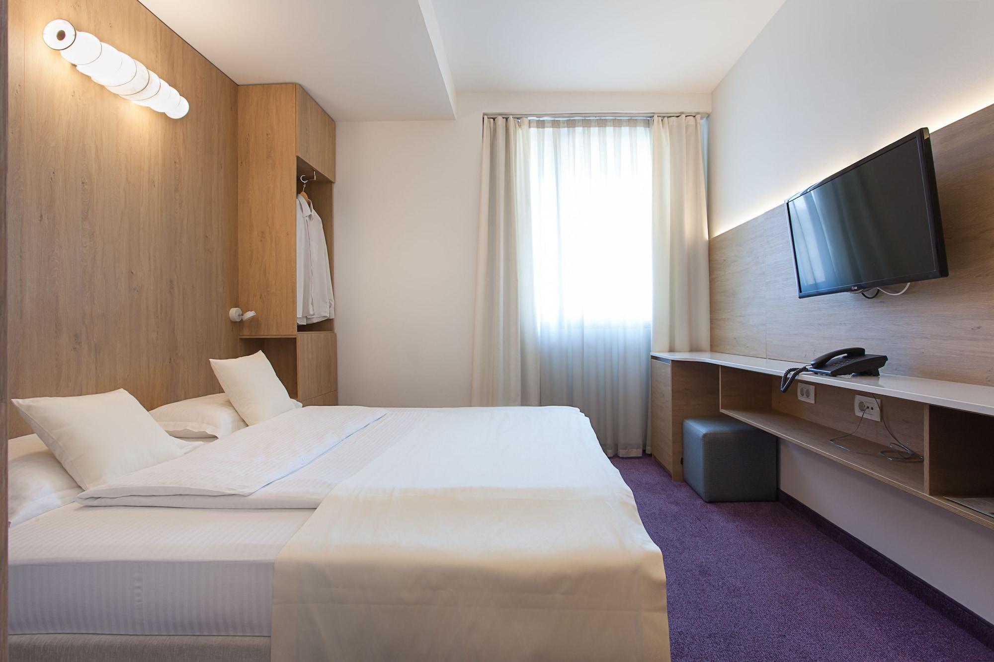 City Park Hotel Скопие Екстериор снимка