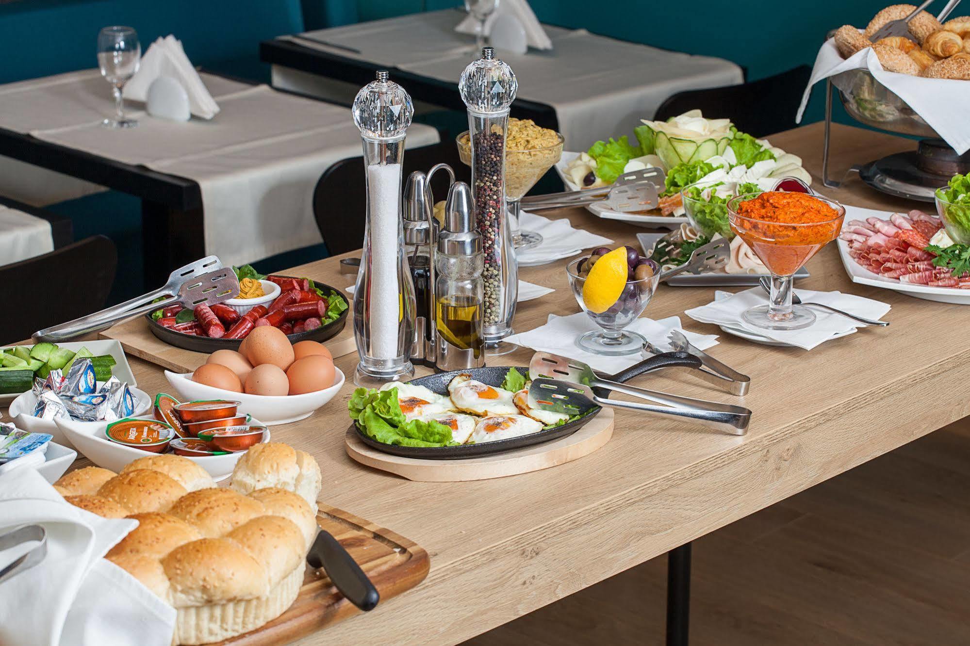 City Park Hotel Скопие Екстериор снимка